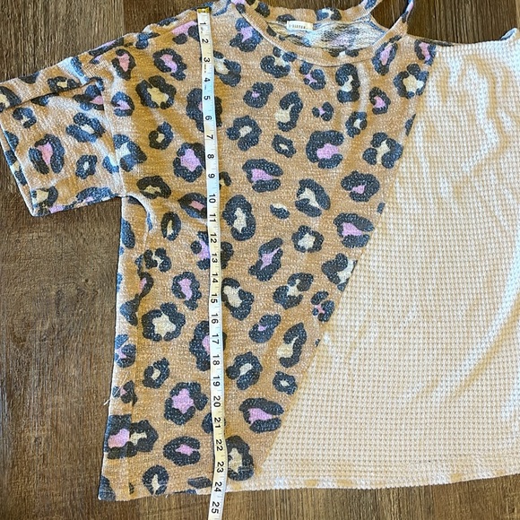 Leopard Cheetah Print Women’s Top Blouse Size Large Lightweight Short sleeves - Picture 4 of 6